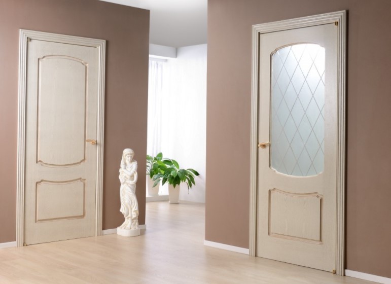 Как покрасить межкомнатную дверь в белый цвет